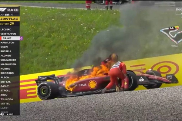 Formula 1: Στις φλόγες η Ferrari του Κάρλος Σάινθ (video)