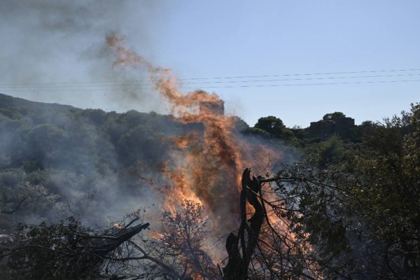 Φωτιά στους Αγίους Θεοδώρους - Καίγεται αποθήκη σπιτιού