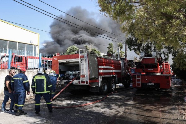 Φωτιά ξέσπασε και στη λεωφόρο Μαραθώνος - Στις φλόγες έκταση πίσω από το εκπτωτικό χωριό