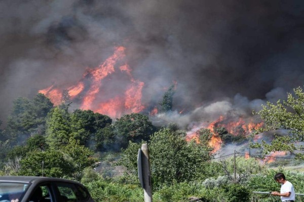 Φωτιά στη Μάνδρα: Μήνυμα από το 112 - Εκκενώνονται οι οικισμοί Νέος Πόντος και Νέα Ζωή