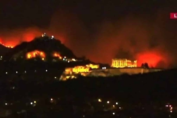 Φωτιά - Πεντέλη: Τρομακτικό πλάνο με την Ακρόπολη και τον Λυκαβηττό -  Σοκ με το φόντο της «πύρινης κόλασης»