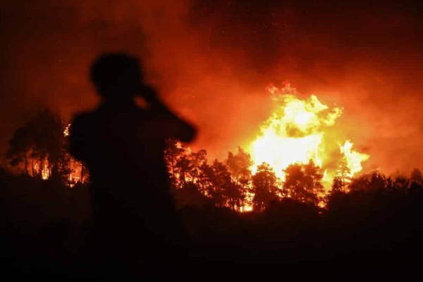 Κραυγή αγωνίας στο Ρέθυμνο: Καίει ανεξέλεγκτη η φωτιά - Τραυματισμός πυροσβέστη, θυελλώδεις άνεμοι και εκκενώσεις 6 οικισμών (video)