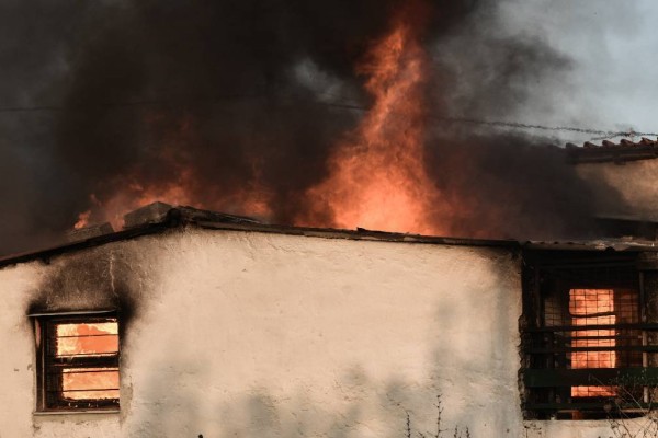 Συναγερμός στην Κόρινθο: Φωτιά σε σπίτι ηλικιωμένου - Μεταφέρθηκε εκτάκτως στο νοσοκομείο