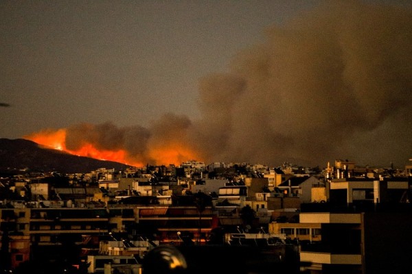 Μαίνεται ανεξέλεγκτη η φωτιά στην Πεντέλη: Ποιες περιοχές έχουν εκκενωθεί -  Εφιαλτική νύχτα για τους κατοίκους! Πού έχουν γίνει εκτροπές κυκλοφορίας  (Video)