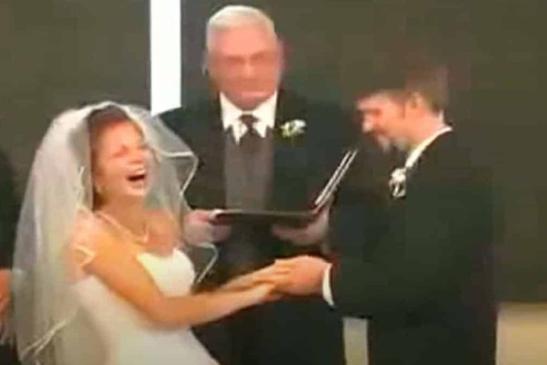 Απίστευτο: Νύφη παντρεύεται και δεν μπορεί να συγκρατήσει τα γέλια της στον γάμο - Μόλις δείτε τον λόγο θα πάθετε πλάκα (video)