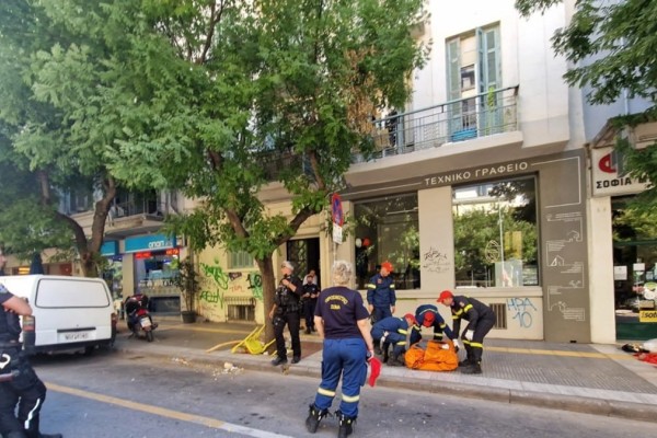Κωμικοτραγικές εικόνες στη Θεσσαλονίκη: Βγήκε γυμνή στο μπαλκόνι και πετούσε καρέκλες και προσωπικά της αντικείμενα (video)