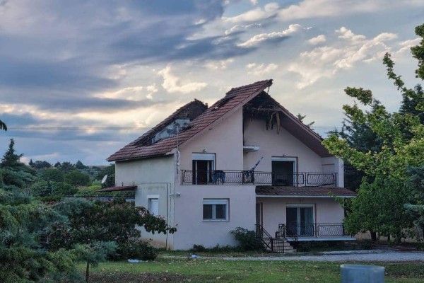Σοκ στην Λάρισα: Κεραυνός διέλυσε αυτή τη στέγη σπιτιού – Τι λέει η οικογένεια για τις σκηνές που εκτυλίχθηκαν