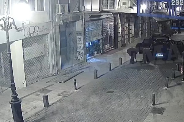 Νέο βίντεο ντοκουμέντο τρόμου από ληστεία στη Θεσσαλονίκη: Διαρρήκτες «μπουκάρουν» σε χρυσοχοείο και ξηλώνουν χρηματοκιβώτιο σε 3'