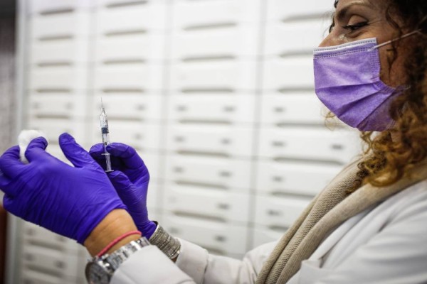 Κορωνοϊός: Η τέταρτη δόση εμβολίου προσφέρει επιπλέον προστασία έναντι της Όμικρον στους άνω των 60