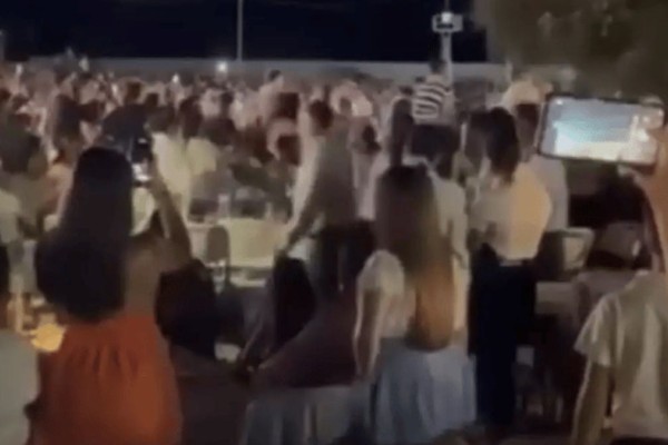 Γκρανκινιολικό και χιτσκοκικό φινάλε: Γαμπρός στην Κρήτη έκανε είσοδο στο γλέντι του γάμου με τον ύμνο του ΠΑΣΟΚ!
