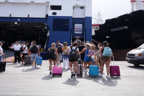 Άδειασε η Αθήνα: Αυξημένη η κίνηση στα λιμάνια - Πάνω από 45.000 επιβάτες αναχώρησαν την Παρασκευή