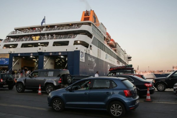 «Βουλιάζουν» τα πλοία από τους αδειούχους: Το αδιαχώρητο στο λιμάνι του Πειραιά με προορισμό τα νησιά εν όψει Αυγούστου