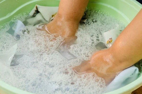 Πλύσιμο στο χέρι: Τα 5 κοινά λάθη που κάνουμε και καταστρέφουν τα ρούχα