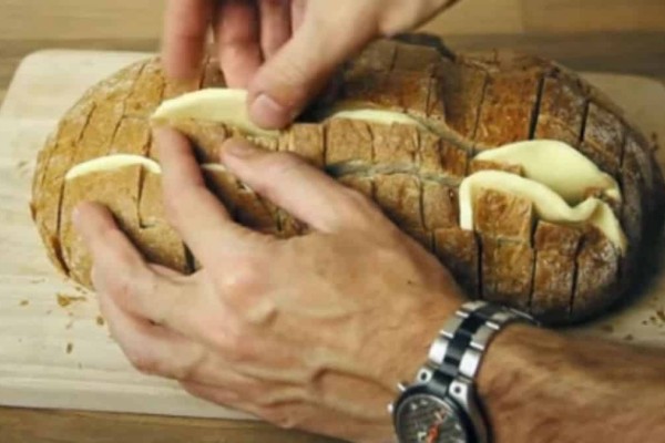 Χαράζει μια φραντζόλα ψωμί και βάζει ανάμεσα τυρί. Με το αποτέλεσμα θα γλείφετε τα δάχτυλά σας!