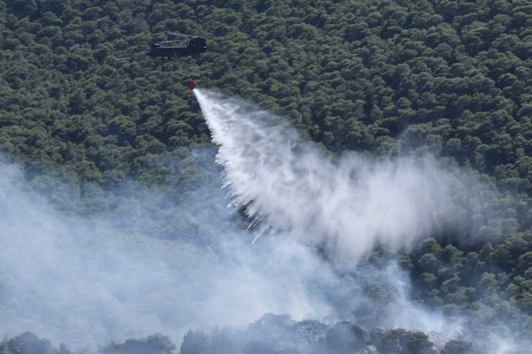 Φωτιά στην Σάμο: Αναζωπύρωση λόγω των ανέμων