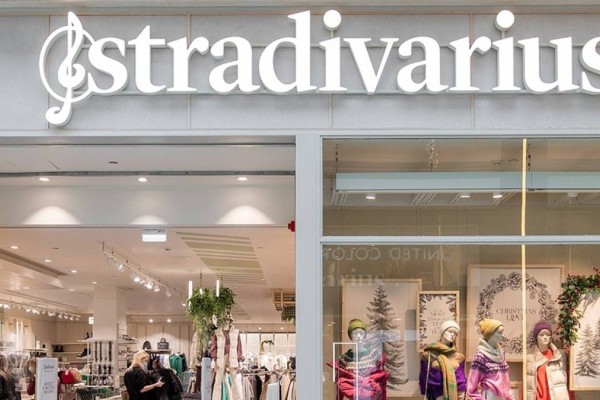 Πανζουρλισμός με το φλοράλ φόρεμα των Stradivarius - Η τιμή του σοκάρει!