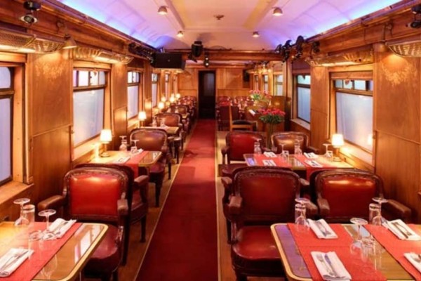 Μοναδικό στον κόσμο: Ένα τρένο με εστιατόριο, bar και θέατρο σε ταξιδεύει σε μια άλλη εποχή - Δες που βρίσκεται