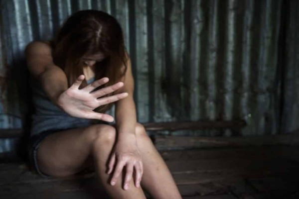 Νέο περιστατικό ενδοοικογενειακής βίας - Σπάτα: Ξυλοκόπησε τη γυναίκα του μπροστά στο παιδί τους και έκανε απόπειρα αυτοκτονίας