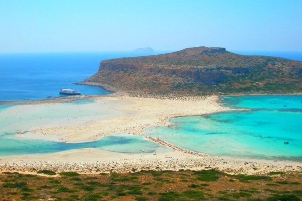 Αυτό είναι το μικρό νησάκι με τα τιρκουάζ νερά και τις λευκές και ροζ παραλίες