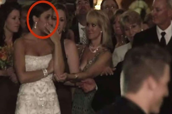 Όταν ο γαμπρός φίλησε αυτή τη γυναίκα μπροστά στη νύφη, όλοι πάγωσαν - Τι συνέβη;