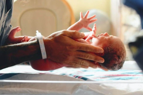 Λαμία - Απίστευτη καταγγελία: «Στο νοσοκομείο δε μας δίνουν το νεογέννητο μωρό μας» (video)