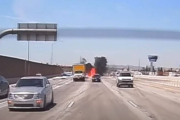 Τρόμος στην Καλιφόρνια: Αεροσκάφος τυλίχθηκε στις φλόγες σε αυτοκινητόδρομο με κίνηση (video)