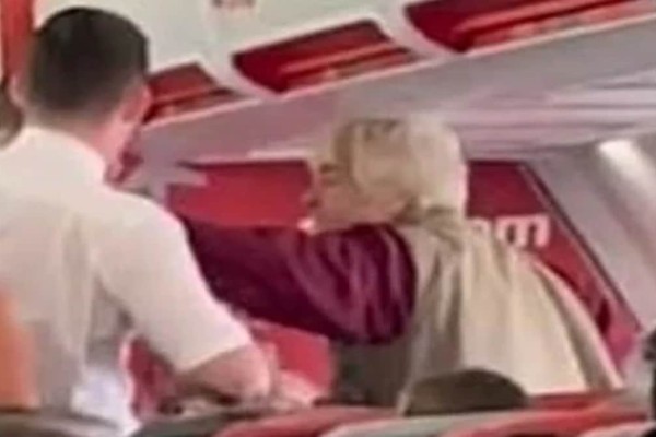 Επεισοδιακή πτήση προς Ρόδο: Έξαλλη γιαγιά χαστούκισε αεροσυνοδό και... ούρησε στο αεροπλάνο! (video)