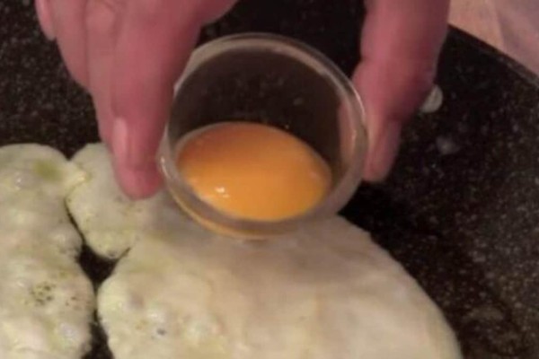 Μόλις δείτε πως τηγανίζει αυτός ο σεφ το αυγό του, δεν θα το ξανά φάτε ποτέ με άλλον τρόπο!