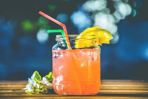 3 εύκολα cocktails που μπορείς να φτιάξεις με λεμόνι και βότκα στο σπίτι