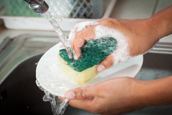 Σφουγγάρι κουζίνας: Αυτή τη κίνηση πρέπει να κάνετε, αν θέλετε να πλένετε σωστά τα πιάτα σας