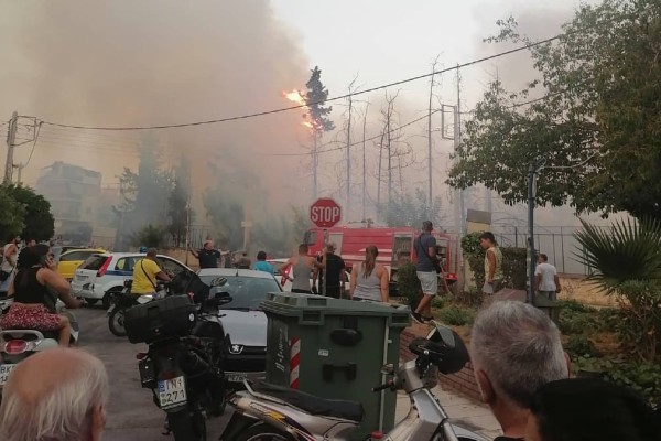 Ξέσπασε φωτιά στη Νίκαια - Έντρομοι οι κάτοικοι στους δρόμους (photo)