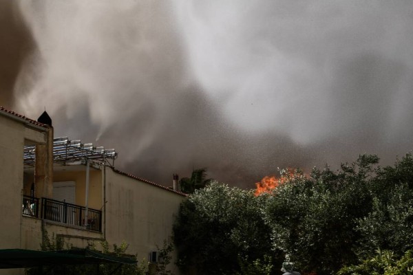 Φωτιά σε σπίτια στον Ωρωπό - Αναφορές για εγκλωβισμένο