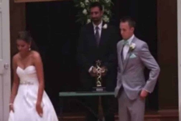 Απίστευτο... κλάμα σε γάμο: Νύφη απομακρύνεται από τον γαμπρό και εκείνος μένει άναυδος – Κοιτάξτε τα χέρια της (video)