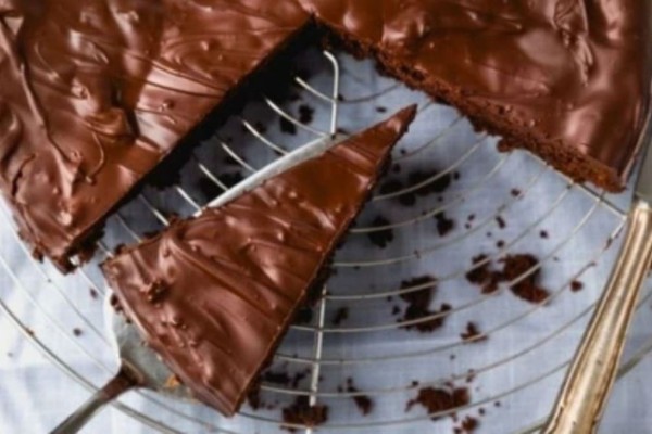 Η γλυκιά «αμαρτία» του Σαββατοκύριακου: Το πιο σοκολατένιο γλυκό ψυγείου με ξηρούς καρπούς