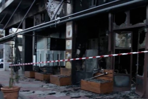 Φωτιά σε καφετέρια στο Περιστέρι – Καταστράφηκε ολοσχερώς η επιχείρηση (video)