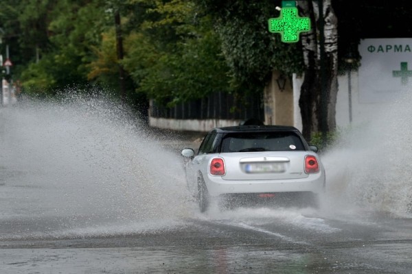 Καταιγίδα στην Αττική: Συναγερμός στην Πυροσβεστική για αυτοκίνητο που «έμεινε» στην Καλυφτάκη - Επέβαινε τετραμελής οικογένεια (video)