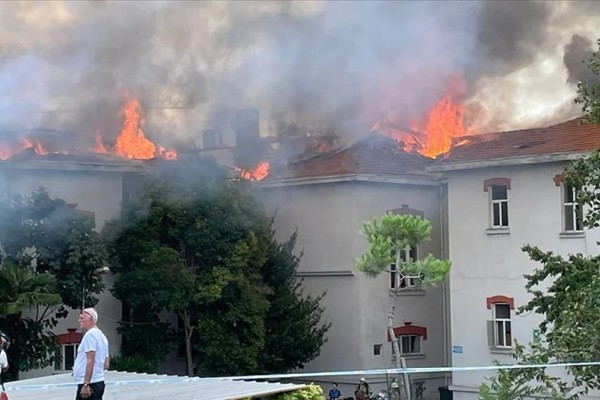 Αποκαρδιωτικές εικόνες στην Κωνσταντινούπολη: Στις φλόγες τυλίχτηκε το ελληνικό νοσοκομείο «Μπαλίκλι» (video)