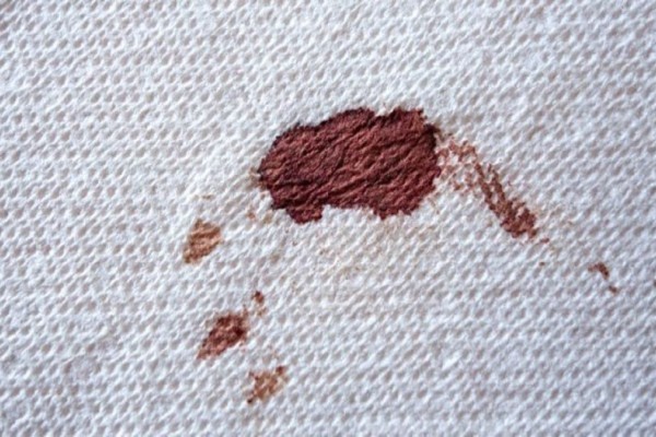 Αίμα σε ρούχα και σεντόνια - Εξαφανίστε αποτελεσματικά τον δύσκολο λεκέ σε μόλις 2 λεπτά