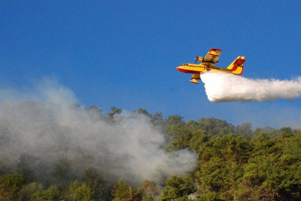 Μεγάλη φωτιά στη Λευκάδα - Σηκώθηκε και ελικόπτερο