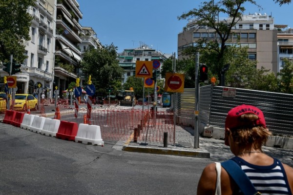 Η φωτογραφία της ημέρας: Η καθημερινότητα στο κέντρο της Αθήνας αλλάζει...