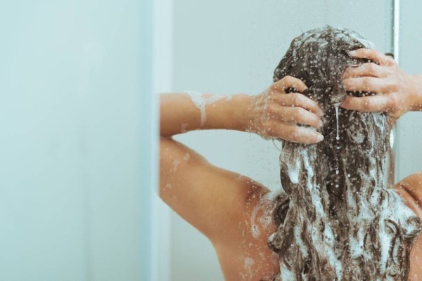 Πόσο καλά πλένεστε; 4+1 σημεία του σώματος που δεν καθαρίζουμε όταν κάνουμε μπάνιο