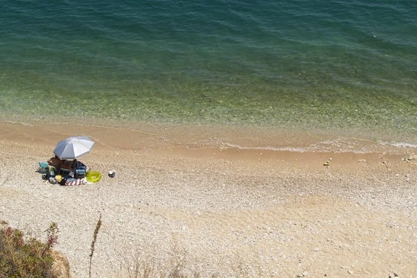 Παράξενη μα και... μαγευτική: Η υπέροχη παραλία με το μακάβριο όνομα έξω από το Ναύπλιο που θα λατρέψετε