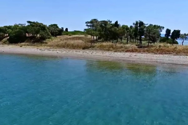 Πραγματικός «θησαυρός»: Tο νησάκι-πειρασμός, μόλις 1 ώρα από την Αθήνα, που σε κάνει να πιστεύεις πως επέστρεψες σε Αιγαίο και Ιόνιο (video)