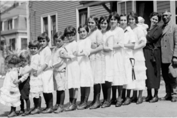Το 1920 οικογένεια με 13 παιδιά βγάζει αυτή τη φωτογραφία - 4 χρόνια μετά ακολουθεί η τραγωδία