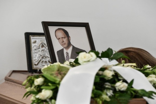 Θάνατος Σταύρου Ψυχάρη: Αβάσταχτος θρήνος στην κηδεία του δημοσιογράφο και εκδότη - Πλήθος κόσμου στο τελευταίο «αντίο» (photos)
