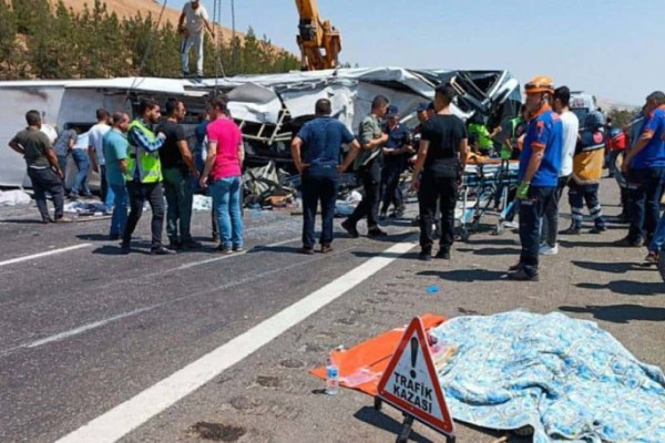 Σοκ στην Τουρκία: 35 νεκροί σε δύο φρικτά τροχαία - Φορτηγό και λεωφορείο παρέσυραν πεζούς (video)