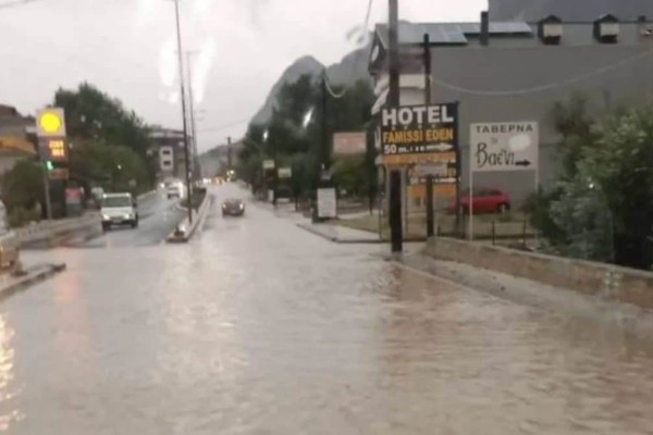 Καλαμπάκα: Βυθίστηκε στο νερό η πόλη από τη βροχόπτωση (videos)