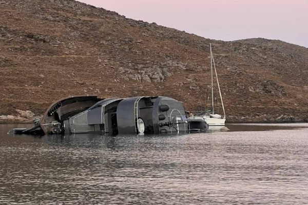 Πανικός στην Κύθνο: Η στιγμή που η διάσημη θαλαμηγός «007 James Bond» αρχίζει να βυθίζεται (video)