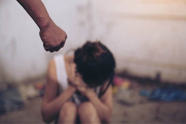 Φρίκη στη Λάρισα: Στο κρατητήριο ο πατέρας κατηγορούμενος για ενδοοικογενειακή βία – Συνελήφθη και η μητέρα που τις κλείδωνε στο πλυσταριό