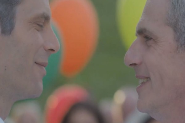 Ζευγάρι ο Μάριος Αθανασίου και ο Όμηρος Πουλάκης: Το πρωταγωνιστικό δίδυμο της ταινίας «Γάμος για όλα τα πρόσωπα» για τους ΛΟΑΤΚΙ